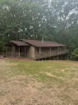 Cozy 2-bedroom cabin with WiFi, AC in charming Murfreesboro on Lake Greeson.