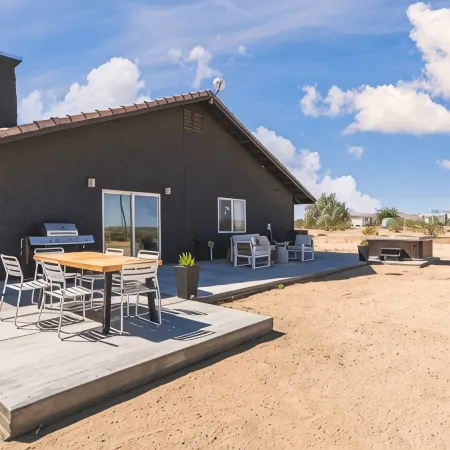 2 Acres w Views, Hot Tub, Pet Friendly, Full Kitchen, Game Room, EV Charger!