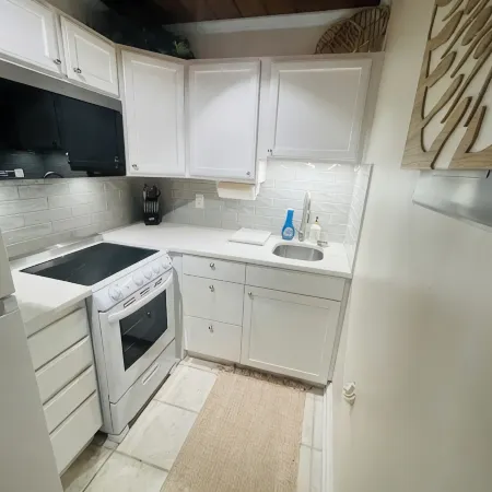 1BR beach getaway: pool, pier, sunset views. Full amenities. Near beach access.
