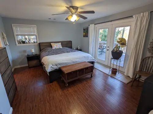 Colorful lakeside home with beautiful views and dock access - Wifi