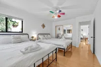 Modern 4 Bedroom Vacation home @ Castro Valley, King or Queen for all - Wi-Fi