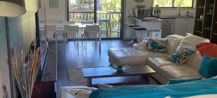 Denhams Beach House (with tennis court/pool/wifi Hotels in Batemans Bay