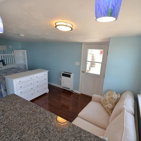 Luxury Romantic 'Studio by the Beach' Free WiFi, Central Air and Heat