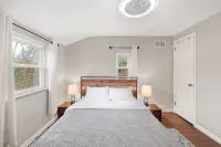 Modern 3 Bedroom Townhome Close to Downtown