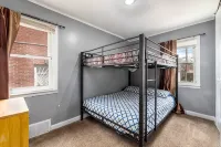 SUPER CUTE AND GREAT HOME  APPROX 15MINS TO DOWNTOWN DETROIT SLEEPS 14 GUESTS - balcony