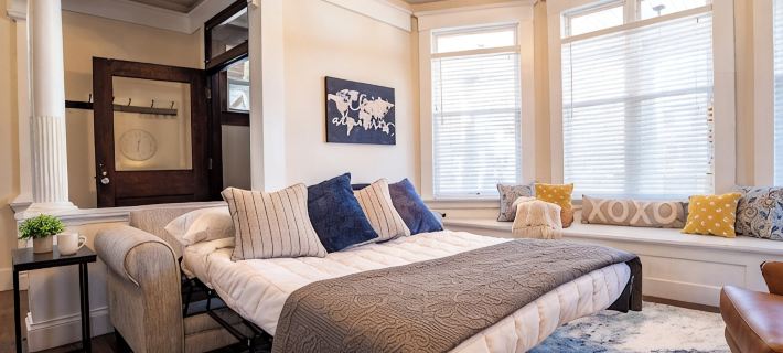 Modern Meets Vintage! 5 Bedrooms. Game Room, Patio, Fun! Hotels in McLean County