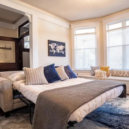 Modern Meets Vintage! 5 Bedrooms. Game Room, Patio, Fun!