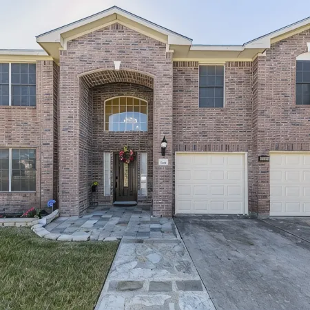 Beautiful and Very Spacious house 6 bed/3.5 baths