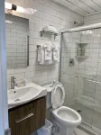Renovated Amazing Waterfront Escape: Balcony, Paradise At A Great Price!