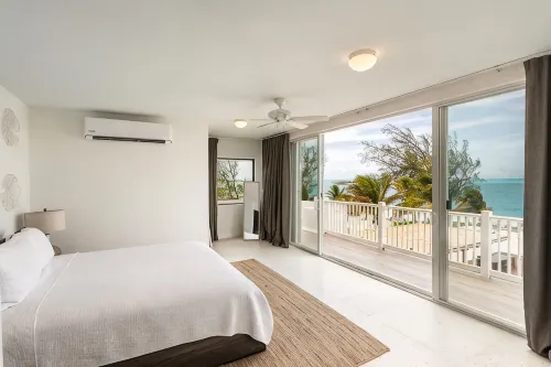 Pool, Beachfront Villa, 16 Ppl, Chef, Boat Tours, Starlink, BBQ - Ramah keluarga