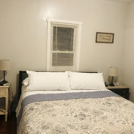 CLOSE TO ARK, SPARKLING CLEAN, BIG FAMILIES, CABLE, KING BED, BACK YARD