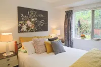 Only 4 km to Town. Beautiful Inside & Out, Relaxing,Tranquil, Great Home for All - Homestays