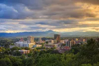 Private, Dog-Friendly Asheville APT. Minutes to *Downtown, River Arts, Biltmore* - Wi-Fi