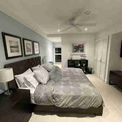 Spacious Penthouse in Paradise, Huge Villa ~ Eagle Beach, rooftop hot tub! Rooms