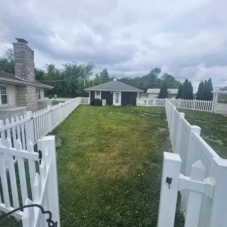 Beautiful Lakefront home, pets welcome, fully fenced, dock, kayaks, fishing!!