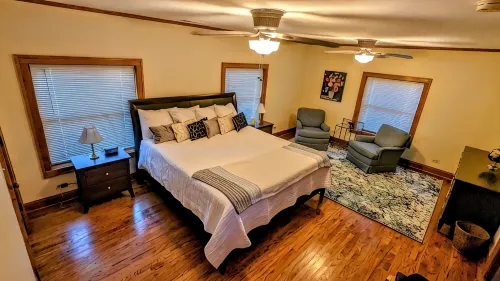 Charming 4 Bedroom home in the heart of Elgin - 2-Star