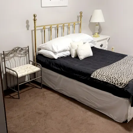 HC Hideaway - Rustic Roomy Relaxing!  Queen Bed, Full Kitchen!