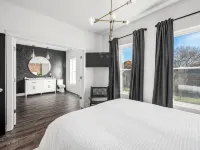 Downtown Columbus Historic Luxury Home - Sleeps 14, Near OSU & Convention Center - balcony