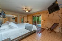 Stunning Mtn Views, Hot Tub+Fire Pit, Fireplace~Grill, WiFi, Private, Near Town! - Boutique