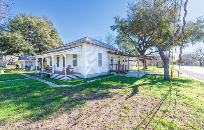 Charming 3-bedroom house with AC and WiFi in fabulous Luling