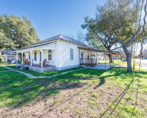 Charming 3-bedroom house with AC and WiFi in fabulous Luling Hotels in Luling