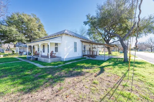 Charming 3-bedroom house with AC and WiFi in fabulous Luling - 4-Star