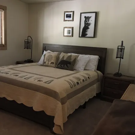 Great Location! Pool, spa and only minutes to Meadow Village