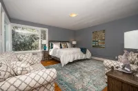Walk to Village View Lake Placid Hot Tub, Fire Pit, Volleyball, Kids Playground - 4-Star
