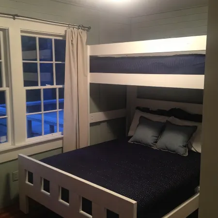 Peaceful Cabin on 8 wooded acres 3 Miles From MSU Campus