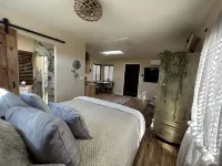Beautiful cabin retreat with gorgeous views! Pet friendly with wide open spaces. - 小木屋
