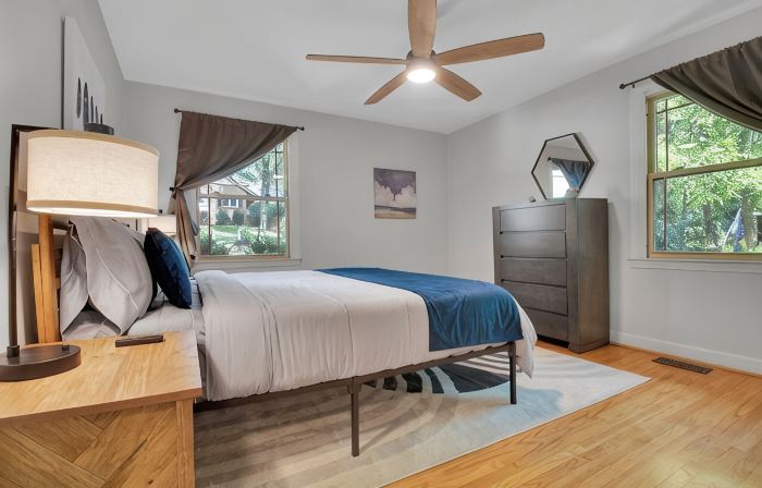 Spacious 6 bedroom house in GVL with Game Room, 2 Living Rooms, 3 King Beds