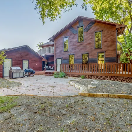 Lakefront Estate With 2 Kitchens Perfect for Events & Families