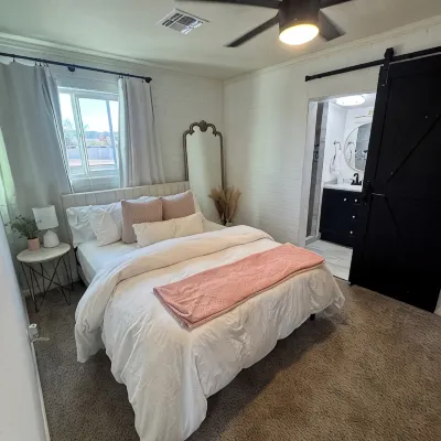 Charming 3-bedroom house with AC and WiFi in delightful Phoenix Hotels near Mystery Castle