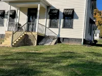 Entire remodeled farmhouse. Hotels in Venango County