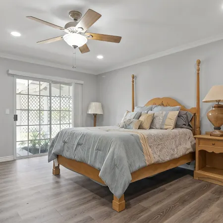 Charming 5 bedroom with a putting green