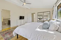 MOUNTAIN TOP WITH 4 ACRES AND SPECTACULAR VIEWS WITH HOT TUB - 4성급