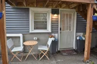 Anchors Away Inn 2 Br Apt 1 min walk to the Beach King & Queen - Wifi