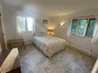 Carrie's Cottage - Charming Duplex Style 3 Bedroom Cottage with Beach Access! - Wifi