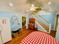 Large Bourbon Trail Vintage Farmhouse – Hot Tub, Gift Shop, Golf Range & Animals - 3-Star