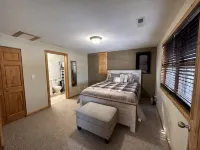 Beautiful rustic and secluded cabin on a dead end lane and close to Galena, IL. - 3-stjärniga