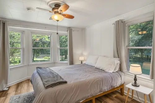 Lakeside, 2-Bedroom Cottage with Fire Pit in Dickson - 3-Star