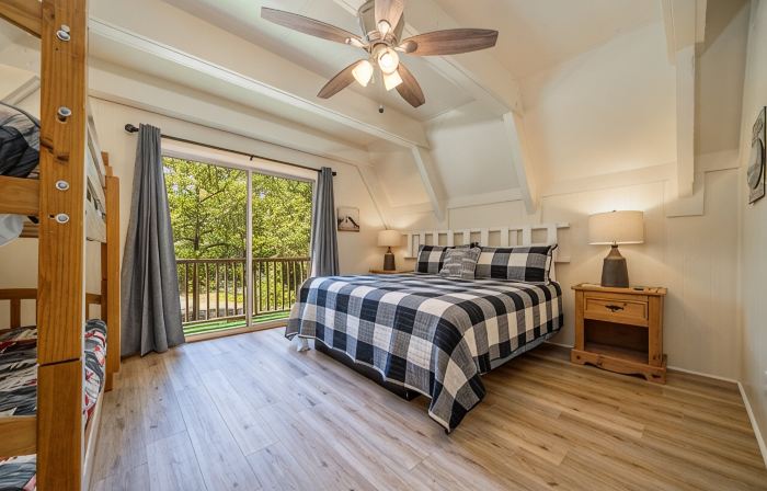 Woodsy Cabin Perfect for a Couple or a Group!