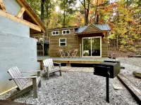 Secluded 34 Acres •Luxury Mountain Tiny Home with Treehouse Bedroom• Hot Tub - Alphydda