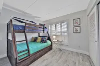 Deluxe ocean-view, poolside, first floor flat with 2 bedrooms, 2 baths - 3성급
