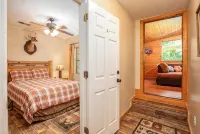 Spacious Mountain Retreat – Steps from Dollywood! Sleeps 18, Hot Tub, Nerf Wall! - Lodges