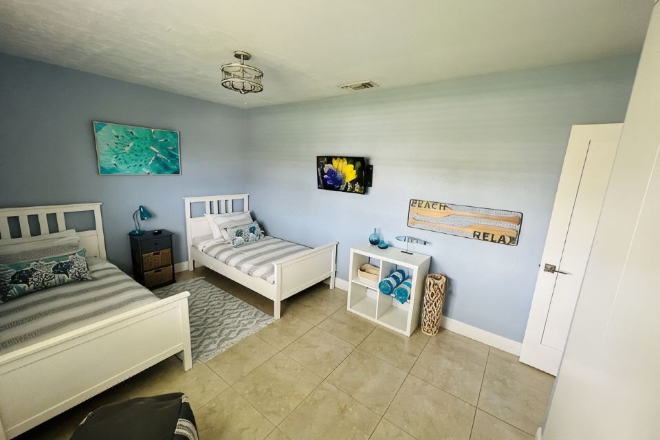 Photo 3 of 6