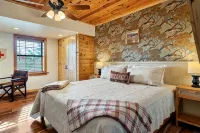 Stunning Mountain Views! Camp Theme! Theater/Game Room & Fireplaces + Hot Tub - 4 ดาว