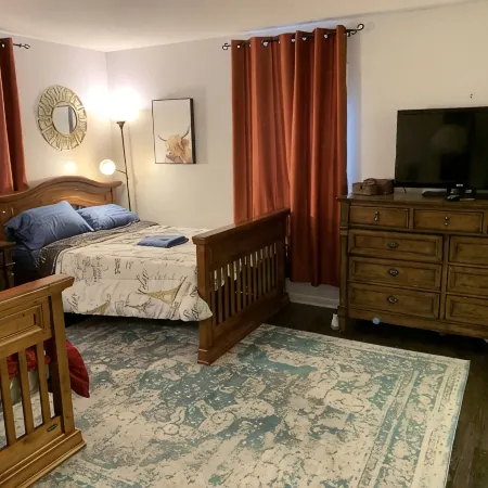 The Redhawk Hideaway: Charming 2BR Condo near Miami Univ in Oxford! Book now!