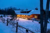 Dog Friendly Log Cabin + Wood Stove + Sauna + High Speed WiFi! 25 Min to Stowe! - Chalets