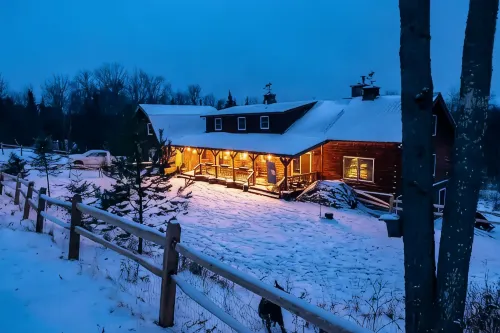 Dog Friendly Log Cabin + Wood Stove + Sauna + High Speed WiFi! 25 Min to Stowe! - シャレー